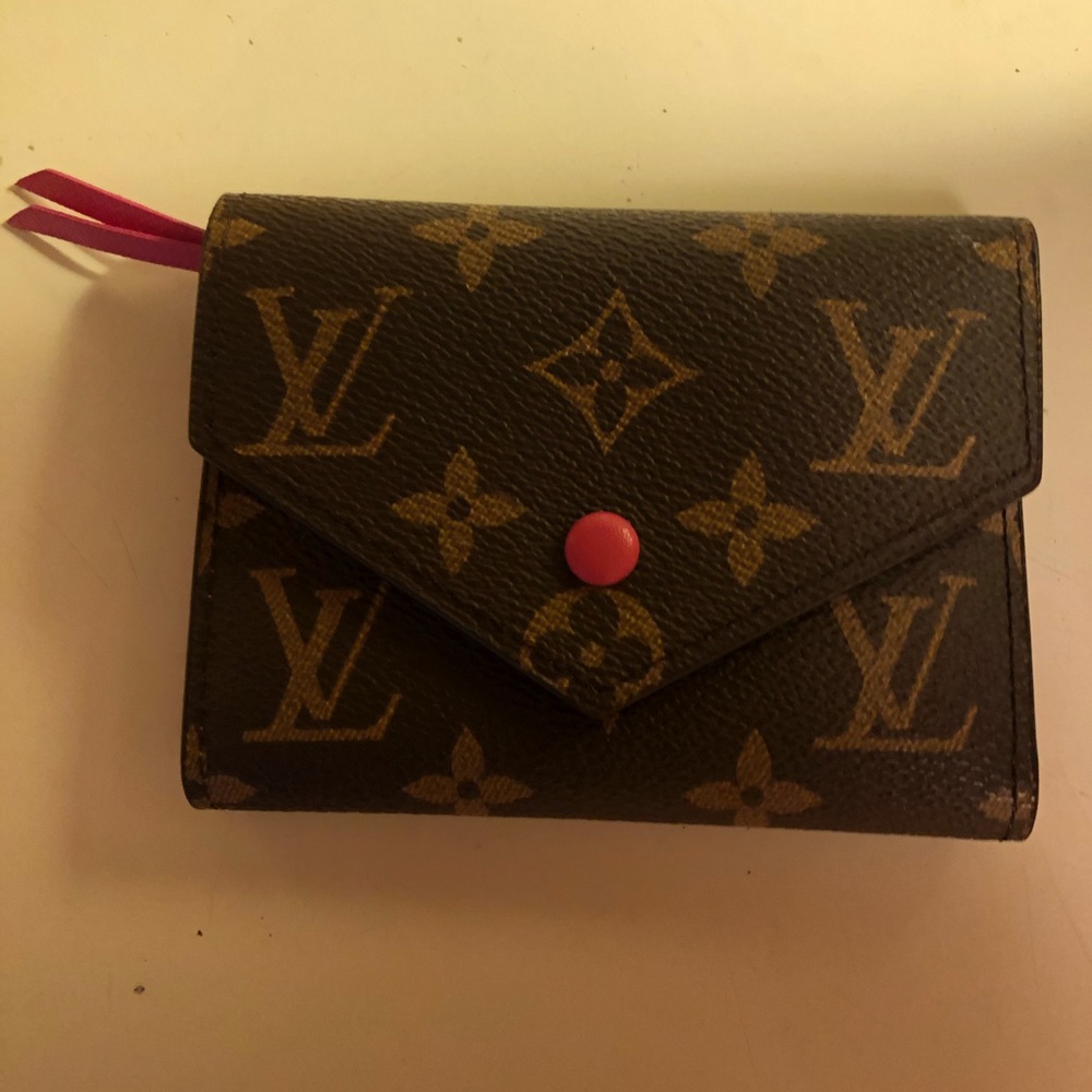 Louis Vuitton monogrammed fuchsia wallet - Picture 1 of 3